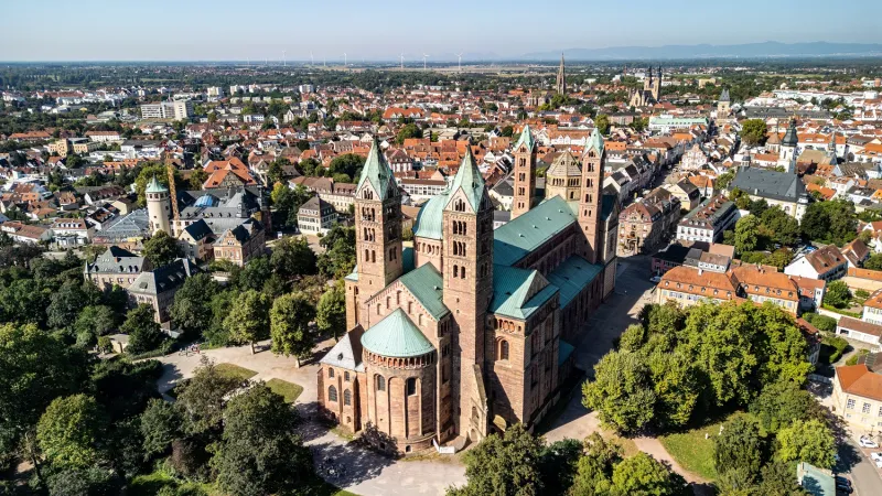 Speyerer Dom Luftaufnahme der Ostansicht mit Überblick der Stadt