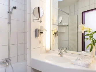Badezimmer (© Barbara Heinz für Victor's Residenz-Hotels)