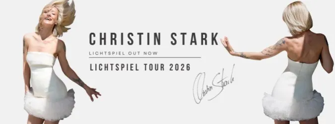 Eine Frau in einem eleganten weißen Kleid mit Tüllrock tanzt fröhlich. Im Hintergrund sind der Name und die Tourdaten von Christin Stark zu sehen.