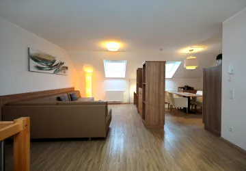 Komfort-Maisonette-Apartment „Stella“- Wohn-/Schlafbereich mit 2 Boxspringbetten