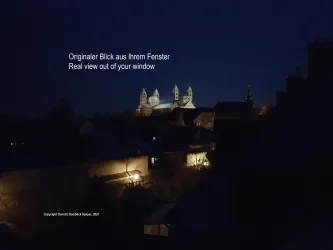 Blick auf den Dom und die Stadtmauer bei Nacht.