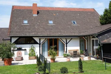 Aussenansicht m. Terrasse u. Garten (© wiltor-speyer)
