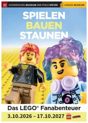 Zwei LEGO-Figuren stehen vor einer bunten Kulisse. Der Text kündigt die LEGO®-Veranstaltung im Historischen Museum der Pfalz Speyer an.