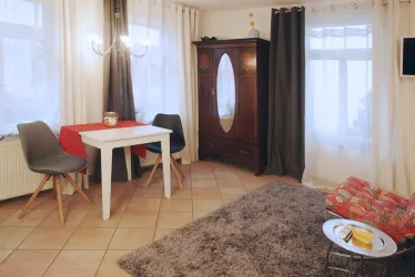 Tisch und Schrank