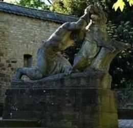 Eine Skulptur eines Kämpfes zwischen zwei Tieren. Die Figuren sind detailliert und scheinen lebendig zu sein.