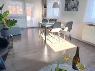 Esstisch im Wohnzimmer, Zugang Terrasse