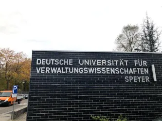Schriftzug vor Haupteingang (© Stadt Speyer, Tourist-Information)