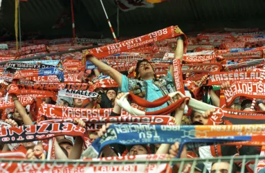 Fans feiern den FCK (© Picture Alliance/ Werner Baum)