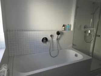Badezimmer mit Dusche