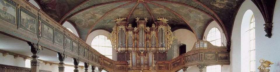 Eine beeindruckende Kirche mit einer schönen Orgel und kunstvollen Deckenmalereien. Die hohen Fenster lassen viel Licht herein und verleihen dem Raum eine besondere Atmosphäre.