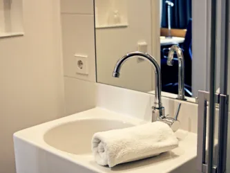 Alle Zimmer verfügen über ein eigenes Badezimmer mit WC und Dusche.