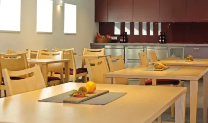 In unserer Germansklause lässt sich der Tag bei einem Glas Pfälzer Wein, einem kühlen Bier oder auch einem erfrischenden Saft gemütlich ausklingen . Die Selbstbedienungstheke steht Ihnen dafür rund um die Uhr zur Verfügung.