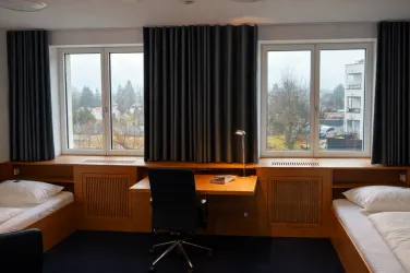 Unsere Zimmer bieten einfachen Komfort in einer ruhigen und entschleunigenden Umgebung.