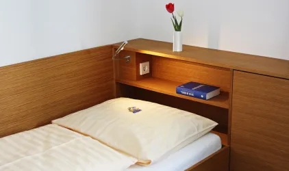 Unsere Zimmer bieten einfachen Komfort in einer ruhigen und entschleunigenden Umgebung.