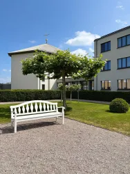 Unsere großzügige Parkanlage lädt zum Durchatmen und Auftanken ein.