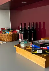 In unserer Germansklause lässt sich der Tag bei einem Glas Pfälzer Wein, einem kühlen Bier oder auch einem erfrischenden Saft gemütlich ausklingen . Die Selbstbedienungstheke steht Ihnen dafür rund um die Uhr zur Verfügung.