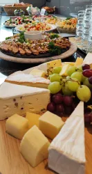 Unser Abendbuffet mit Pfälzer Charakter bietet Wurstspezialitäten, knackige Salate und vegetarische Köstlichkeiten.