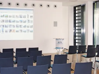 Insgesamt stehen Ihnen neun Tagungsräume in unterschiedlichen Größen zur Verfügung – passend zur Gruppengröße und dem jeweiligen Anlass. Die Vielfältigkeit unserer Räumlichkeiten und die umfangreiche Ausstattung ermöglichen einen erfolgreichen Ablauf Ihrer Veranstaltung.