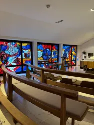 Unsere Nardini-Kapelle mit den farbenprächtigen Glasfenstern von Valentin Feuerstein (1982) lädt Sie ein, zu beten, zur Ruhe zu kommen oder die Kapelle zu besichtigen und die besonderen Fenster auf sich wirken zu lassen.