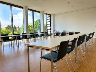 Das Herzstück unseres Tagungshauses bilden die Räume Edith Stein I und II, die sich durch eine mobile Trennwand zu einem großzügigen, lichtdurchfluteten Raum – für bis zu 200 Personen – verbinden lassen. Mit der flexiblen Raumaufteilung und der hochmodernen Ausstattung eröffnen sich vielfältige Nutzungsmöglichkeiten, zum Beispiel in Kombination mit einem Stehempfang im angrenzenden Vorraum.