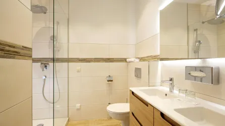 Badezimmer Dreibettzimmer (© Jörg Pahlke)