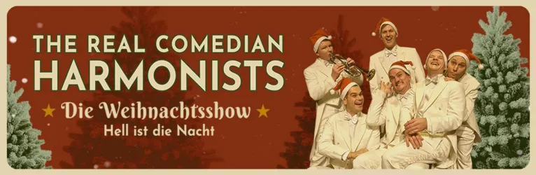 Eine Weihnachtsaufführung mit Komikern und Musikern in festlichen Kostümen. Der Hintergrund zeigt Weihnachtsbäume und vermittelt eine festliche Stimmung.