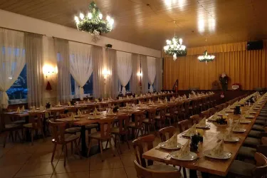 Saal für 150 Personen (© Naturfreundehaus Speyer)