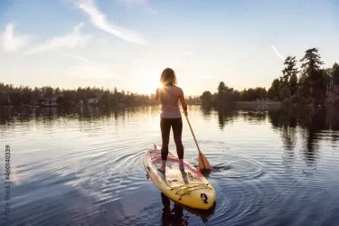 SUP auf dem See (© Adobe Stock)
