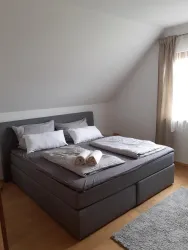 Bett in Schlafzimmer 1