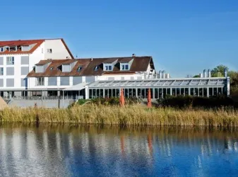 Außenansicht mit See