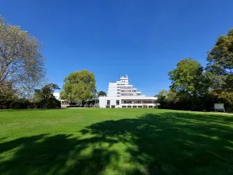 Außenansicht mit Park