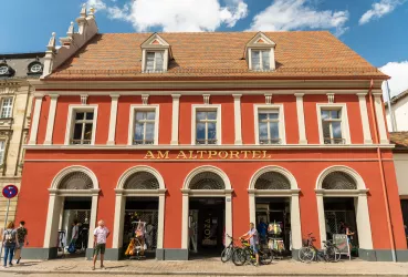 Geschäfte in historischen Gebäuden auf der Maximilianstraße