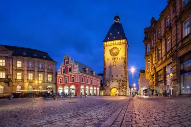 Innenstadt von Speyer mit Stadttorturm bei blauer Stunde