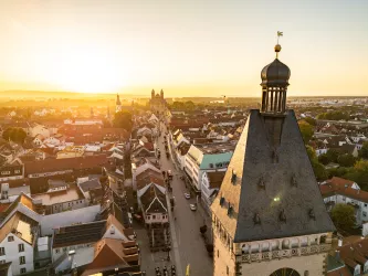 Drohnenaufnahme vom Stadttorturm in Speyer auf den Speyerer Dom bei Sonnenaufgang