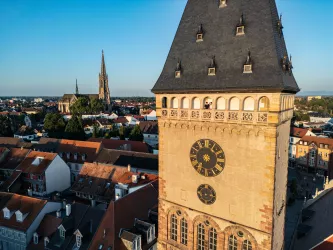 Zwei Personen stehen am Balkon eines Stadttorturms