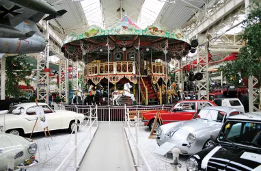 Etagenkarussell und Oldtimer-Fahrzeuge im Technik Museum Speyer