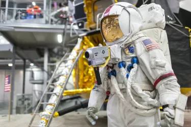 Ein Astronaut vor einem Raumschiff