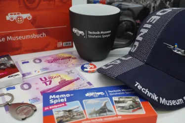 Verschiedene Merchandise Artikel des Technik Museums Speyer
