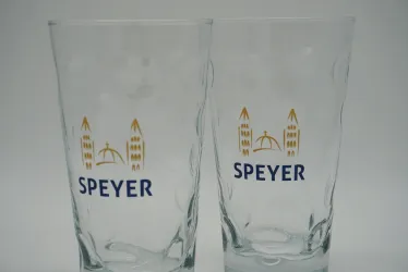 Zwei traditionelle Dubbegläser mit dem Logo der Stadt Speyer