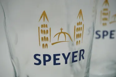 Nahaufnahme Dubbegläser mit dem Logo der Stadt Speyer