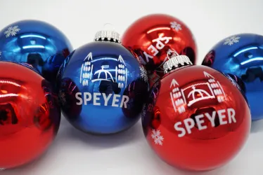 Blaue und rote Weihnachtskugeln mit dem Logo der Stadt Speyer
