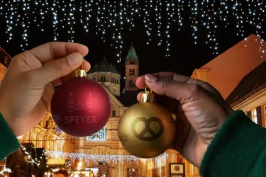 Weihnachtskugeln mit dem Speyerer Weihnachtsmarkt im Hintergrund