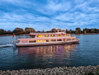 Das Ausflugsschiff "Pfälzerland" bei Abenddämmerung auf dem Rhein