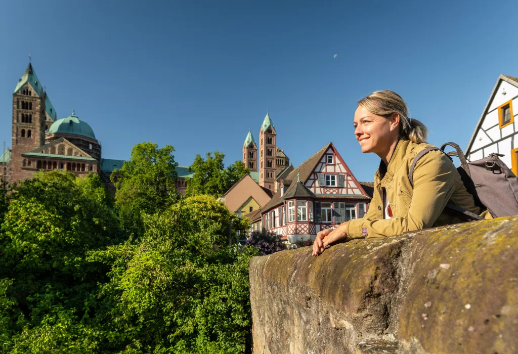 Blick auf den Speyerer Dom von der Sonnenbrücke in der Altstadt aus.