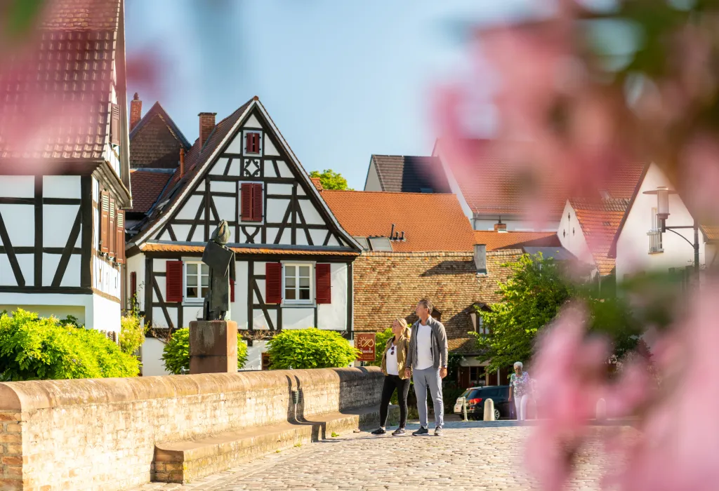 Zwei Personen auf einer Brücke in der Altstadt 