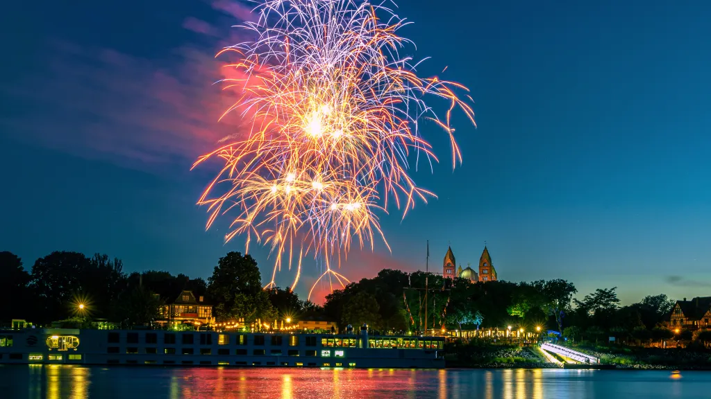 Feuerwerk über dem Kaiserdom Speyer