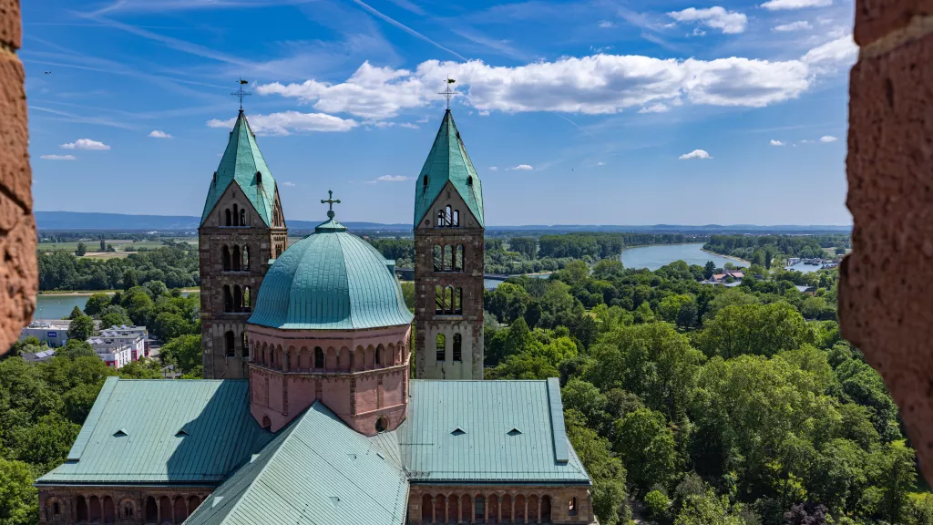 Blick vom Südwestturm des Speyerer Doms auf den Rhein
