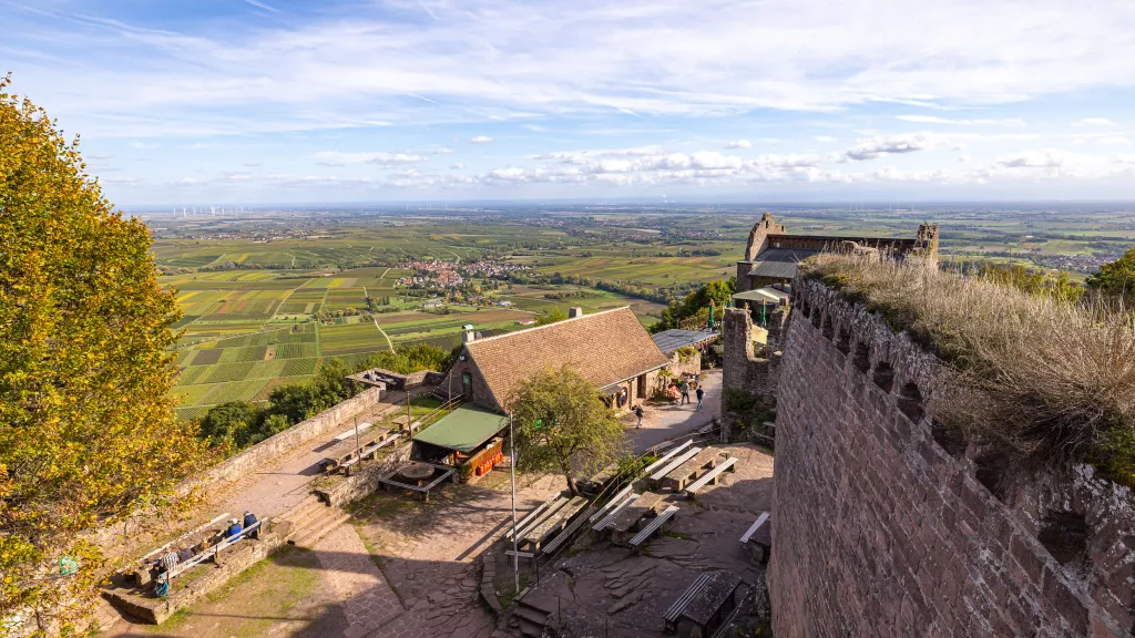 Blich auf die Südliche Weinstraße von der Madenburg bei Eschbach