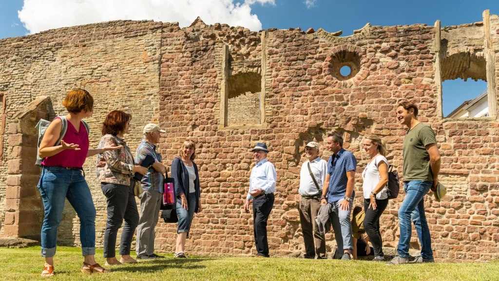 Gästeführung vor der mittelalterlichen Synagoge im Judenhof