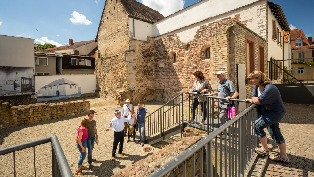 Gästeführung im Judenhof, der SchUM-Stätte in Speyer